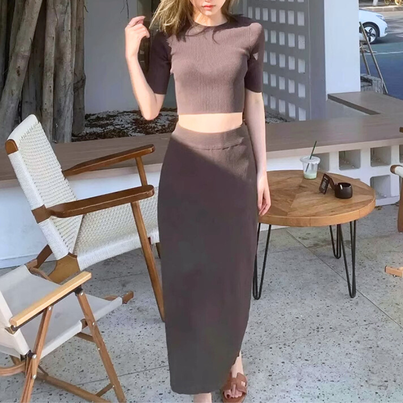 ブラウンの背中見せリブセットアップを着用した大人っぽいロングスカートコーデの正面イメージ