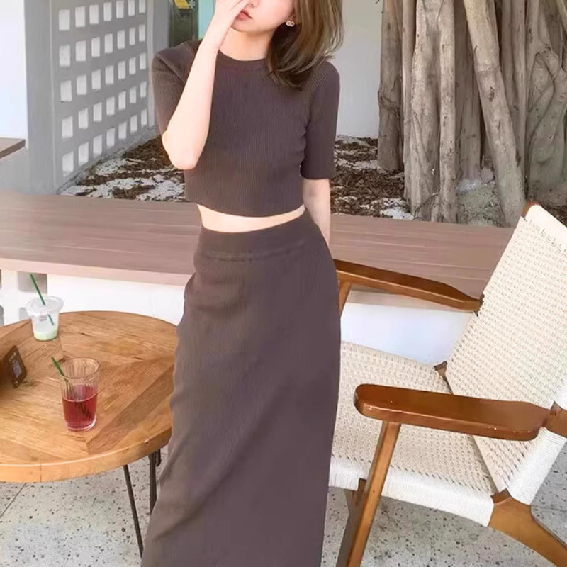 ブラウンの半袖リブトップスとロングスカートのセットアップを着た全身コーデイメージ