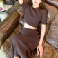 ブラウンのリブセットアップをソファで着用した上品に色っぽいデートコーデイメージ