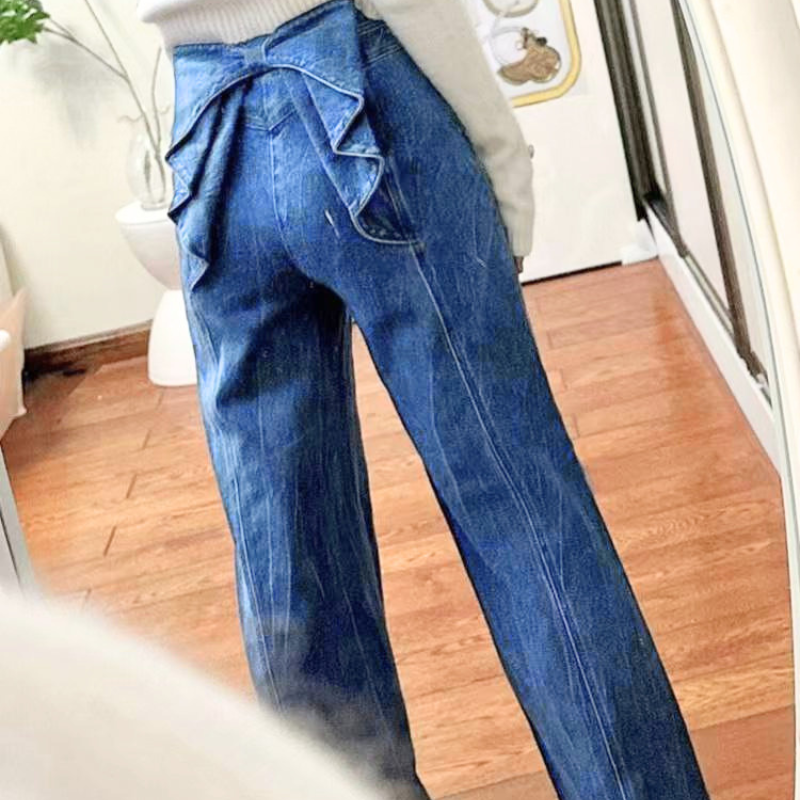 後ろ姿のラインがきれいなバックリボンデニムパンツの着用写真