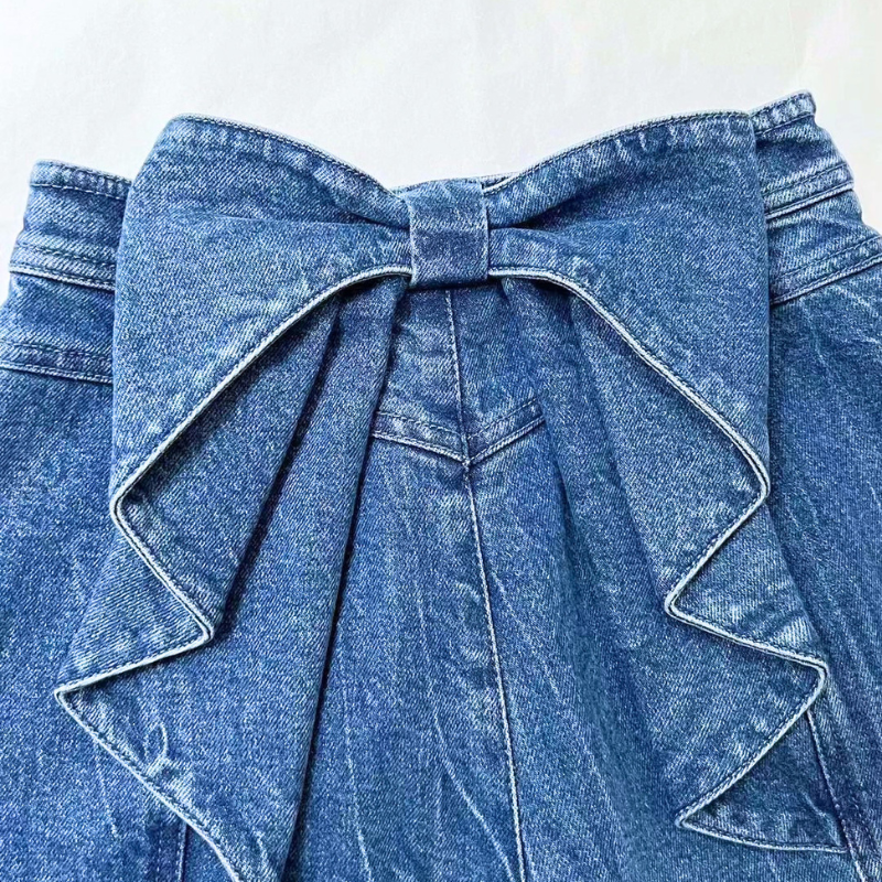 バックリボンデザインを近くで見せたブルーのデニムパンツ