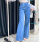 ハイウエストで脚長見えするブルーのフレアデニムパンツの着用写真