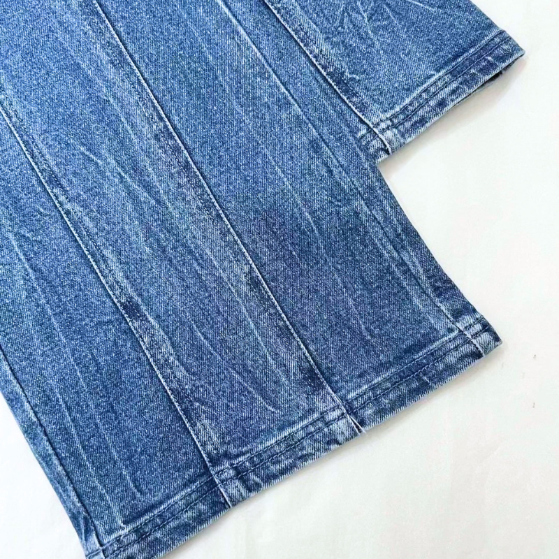 裾に向かって広がるフレアラインが分かるブルーデニムパンツのディテール
