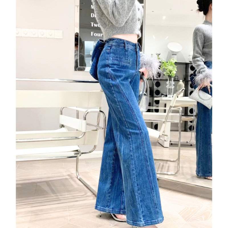 横から見たシルエットがきれいなブルーのフレアデニムパンツ
