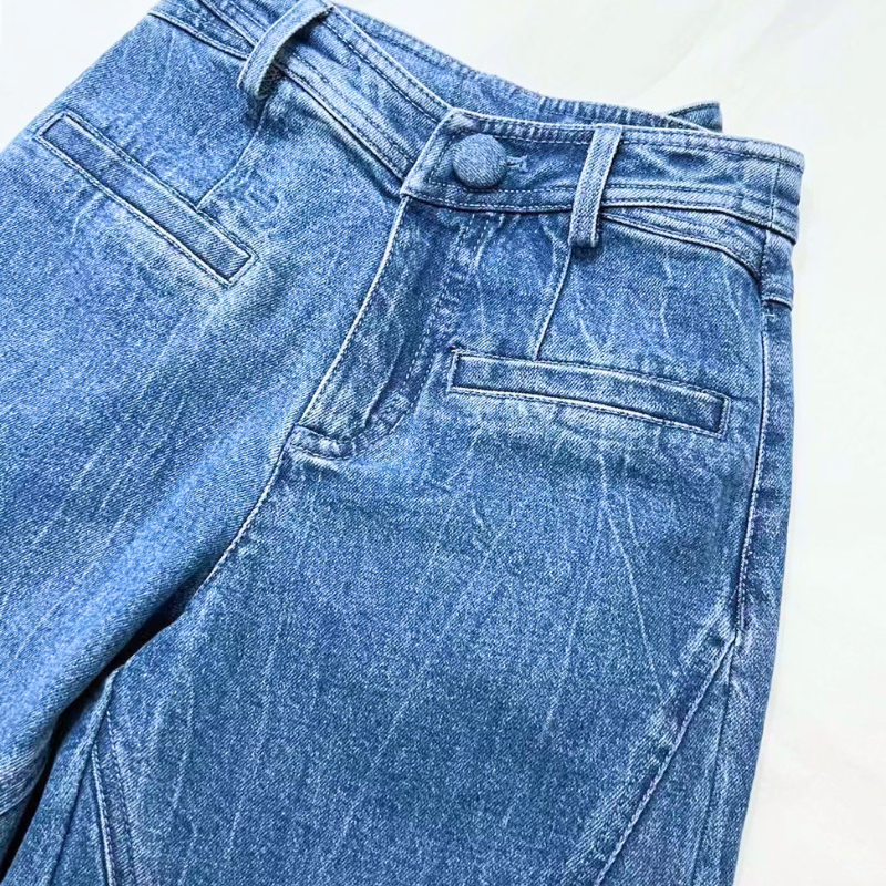 ウエストまわりとポケットデザインが分かるブルーデニムパンツのディテール