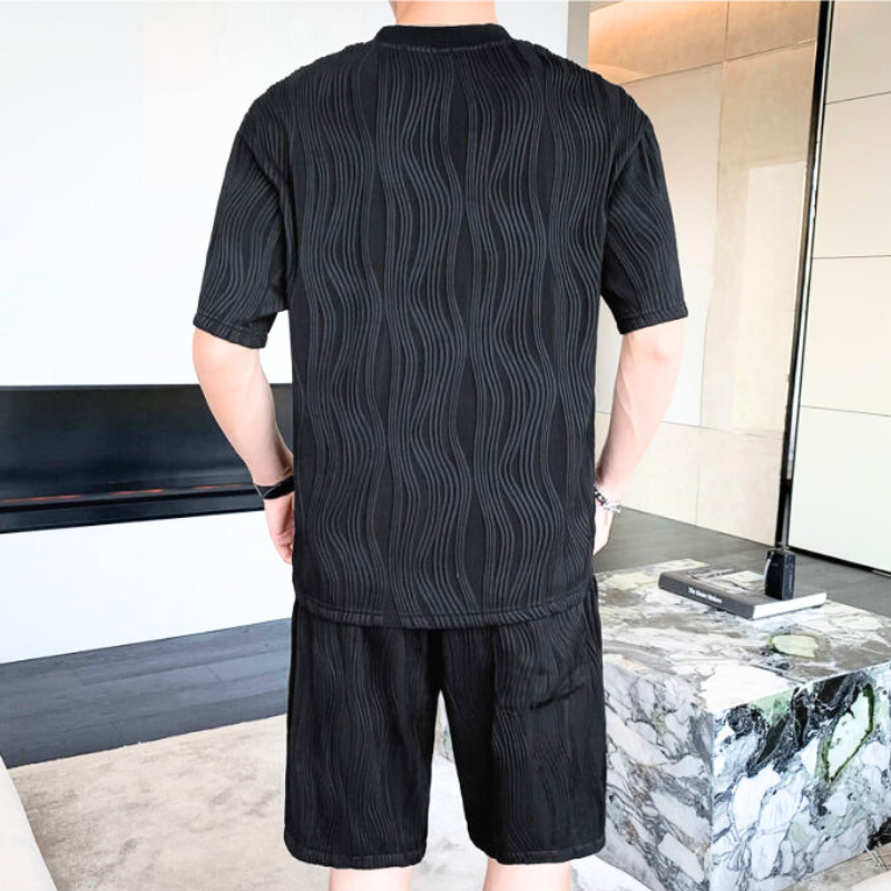 背中までプリーツが入った黒Tシャツ