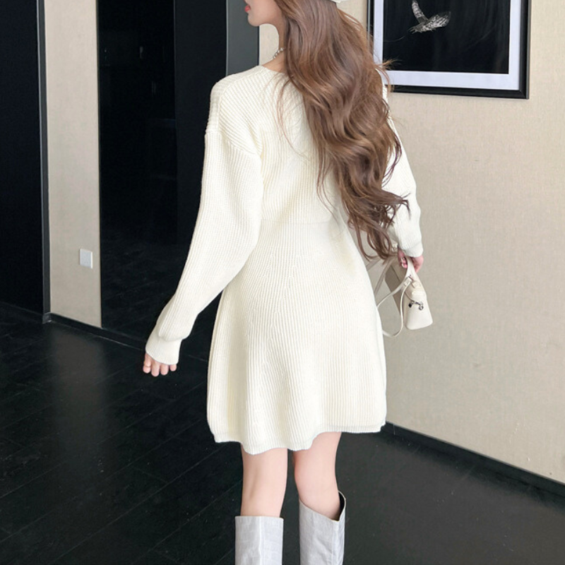 背面から見たニットワンピース。ウエストシェイプで美シルエットを演出。