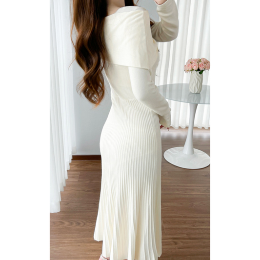 後ろ姿も美しいプリーツリブニットワンピース。女性らしい上品な雰囲気。