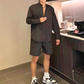 バンドカラーシャツとハーフパンツのモノトーンスタイル