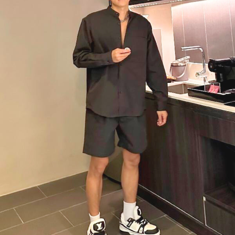 バンドカラーシャツとハーフパンツのモノトーンスタイル
