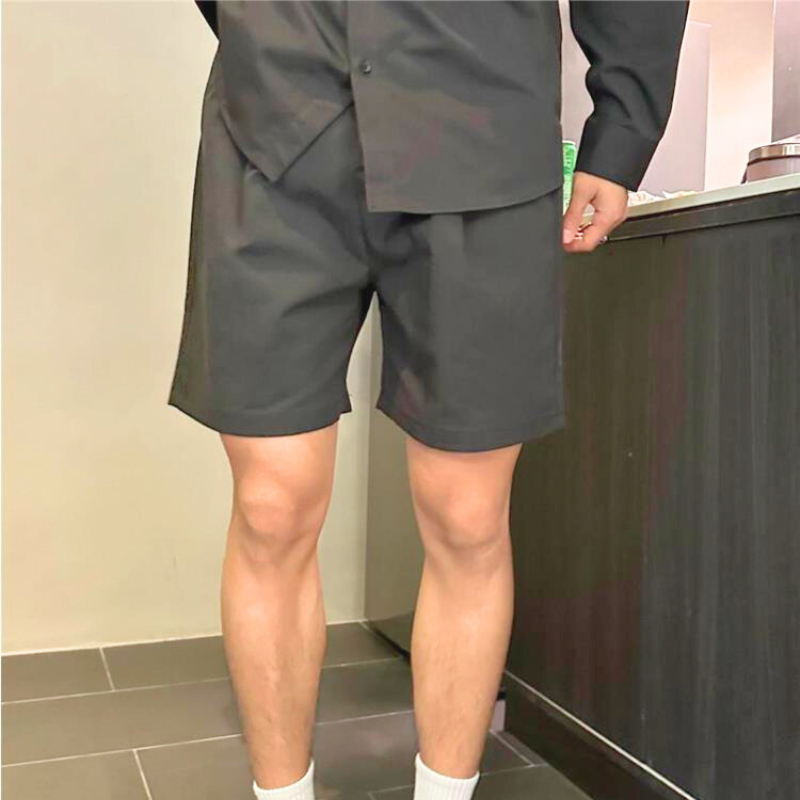 パンツのシルエットが際立つコーディネート（ブラック）