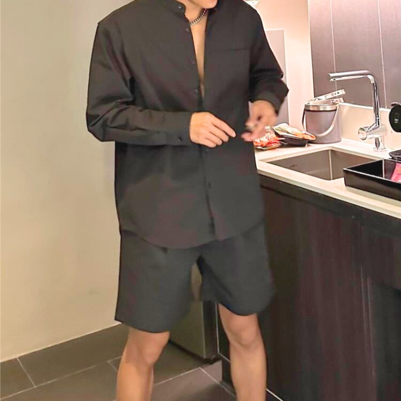 フロントを開けた男らしい着こなし（ブラック）