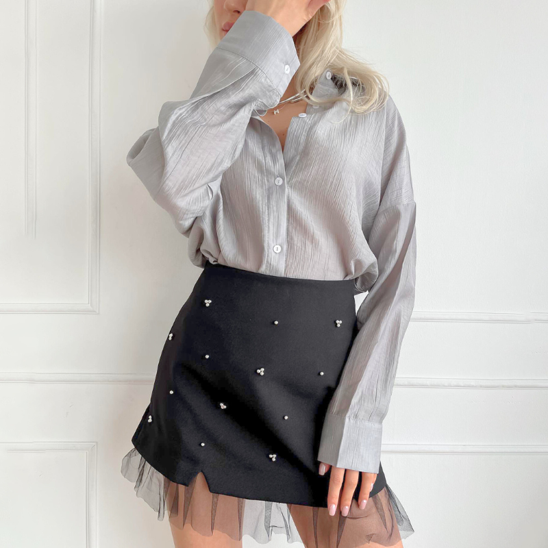 ビーズ付きミニスカートを斜めから見た細見えシルエット