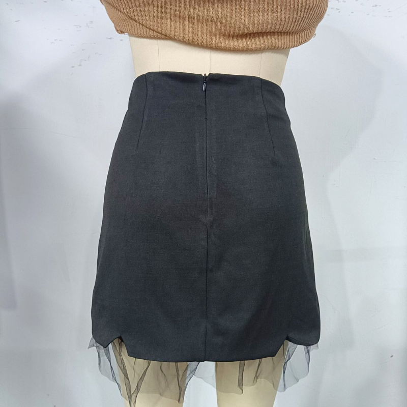 ビーズ付きミニスカートの背面シルエットとシンプルな後ろデザイン