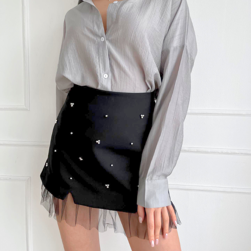 グレーシャツと合わせた上品なビーズ付きミニスカートのコーデ