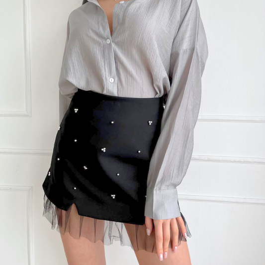 グレーシャツと合わせた上品なビーズ付きミニスカートのコーデ