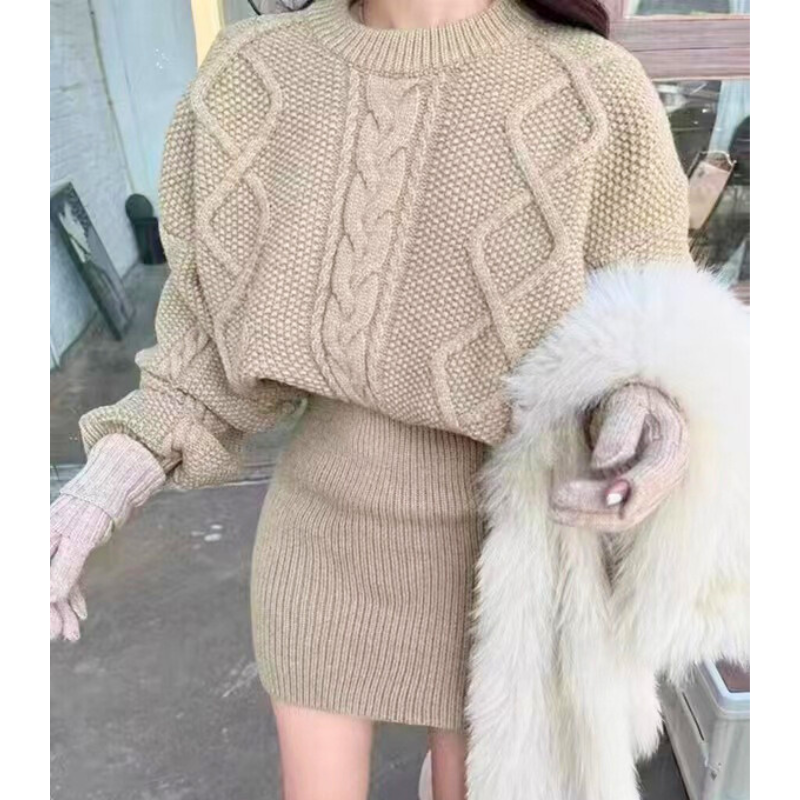 ベージュのケーブル編みニットワンピース｜柔らかトーンで大人の甘さを演出