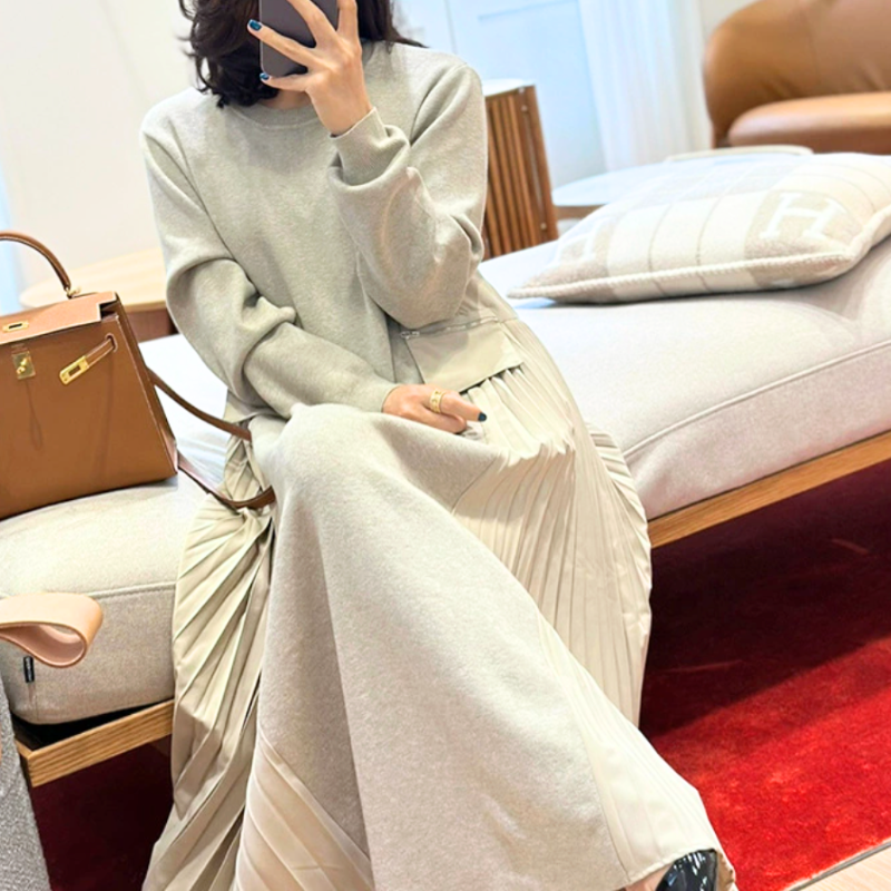 ベージュトーンのニット×プリーツワンピース｜優しい印象の彼氏ウケコーデ