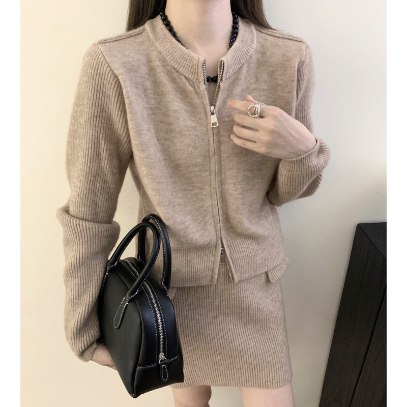 ベージュニットセットアップの着用イメージ