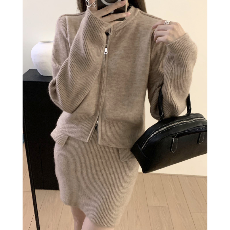 ベージュセットアップのトップスとバッグコーデ