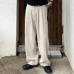 ベージュのワイドパンツと黒トップスでつくるモードな着こなし