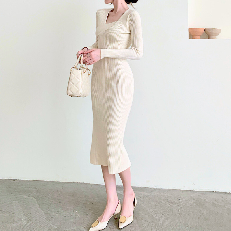 ベージュのリブニットワンピース×ゴールドバッグで上品コーデ