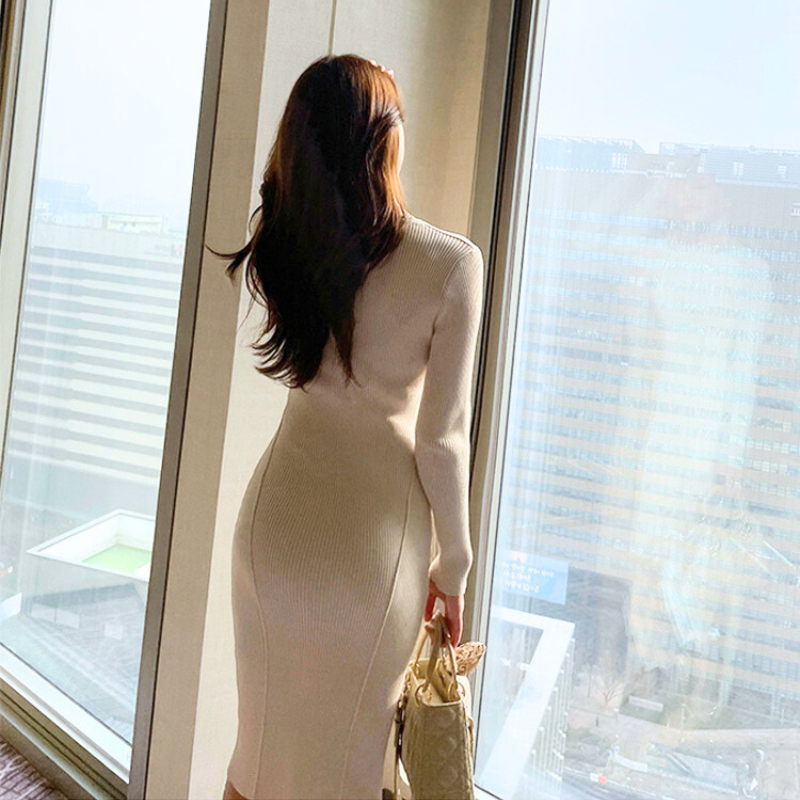 背中まで美しいラインを描くリブニットワンピース。