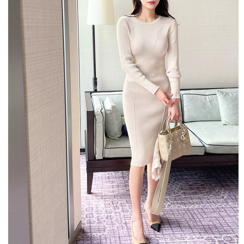 ベージュのリブタイトニットワンピースで上品な大人の色気を演出。