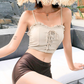 ベージュのフリルタンキニにショートパンツを合わせた夏コーデ