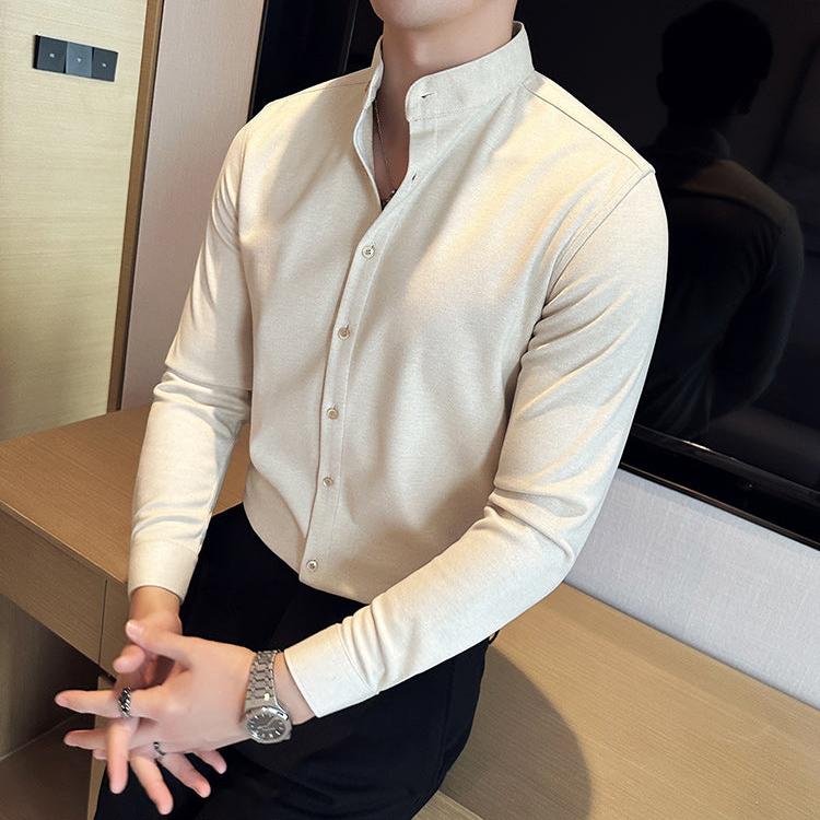 ベージュのウール混シャツで洗練されたボタンダウン仕様を演出する30代男性