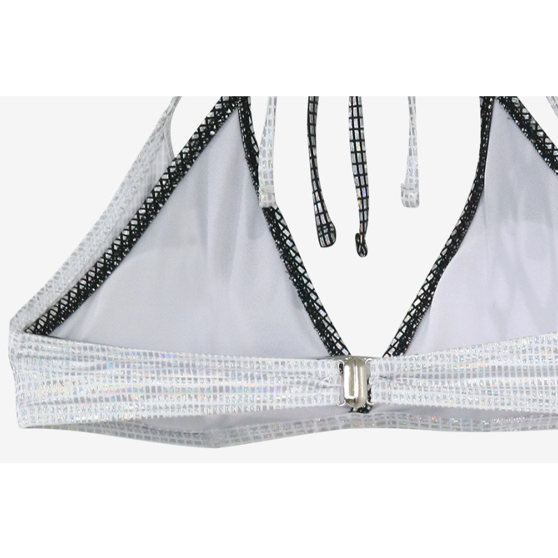 安定感のあるバック金具付きビキニトップ