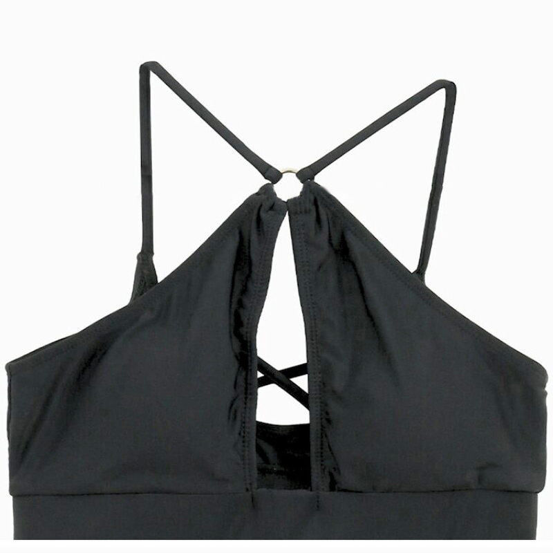 クロスストラップが印象的なビキニトップの背中デザイン