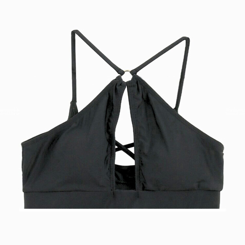 センターカットで谷間を強調するホルターネックビキニトップ