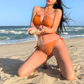 水着デートで視線を惹きつけるクロスホルタービキニ