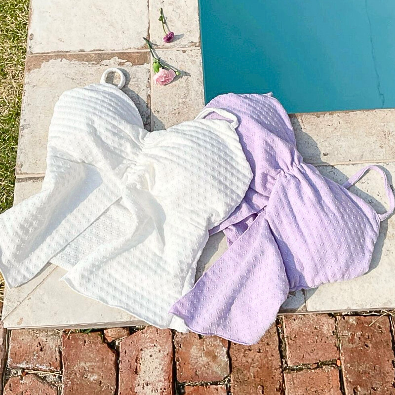 シャーリングデザインが映えるラベンダーとホワイトビキニ平置き