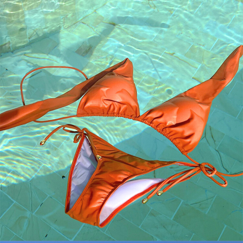 クロスホルターネック仕様のサイドリボンビキニセット