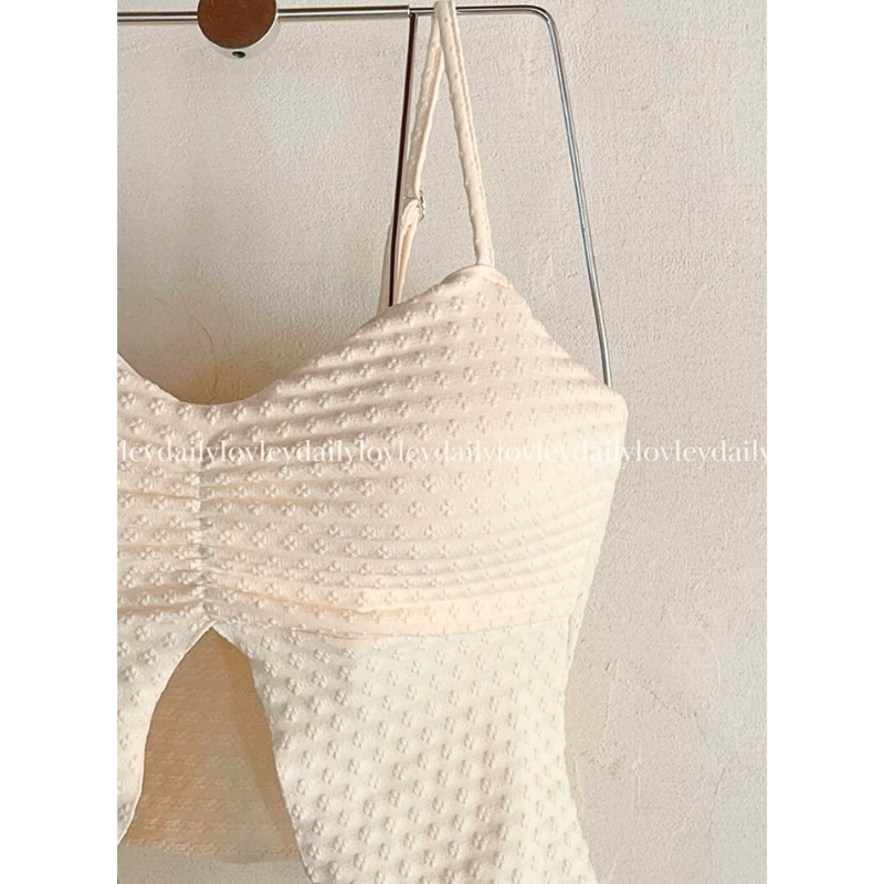 シルエットが分かりやすいビキニトップ単体