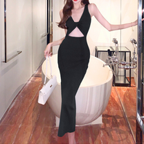 ブラックのバックオープンニットワンピース