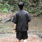 黒セットアップの背面デザイン（森の中）