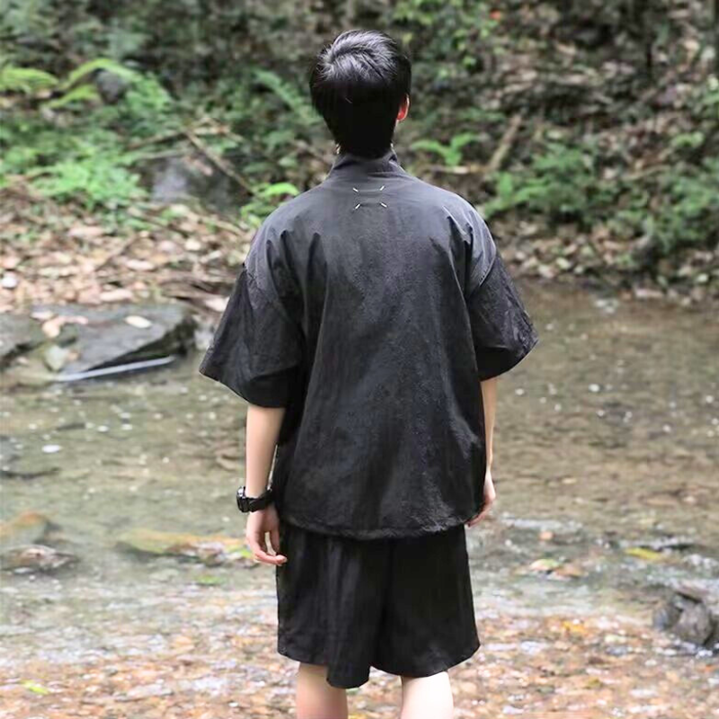 黒セットアップの背面デザイン（森の中）