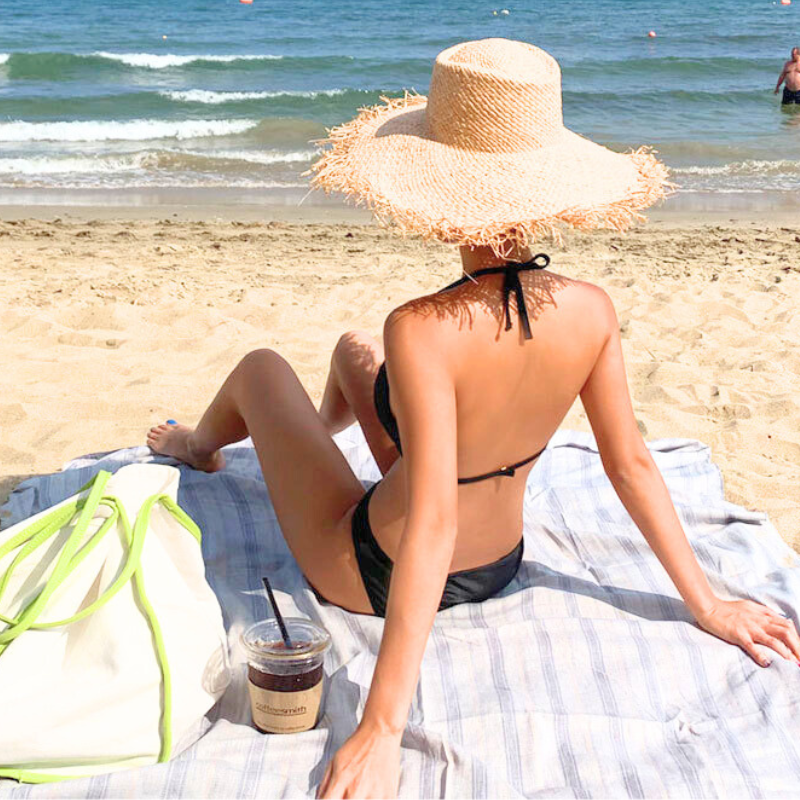 ホルターネック仕様が分かるブラックビキニのバックスタイル