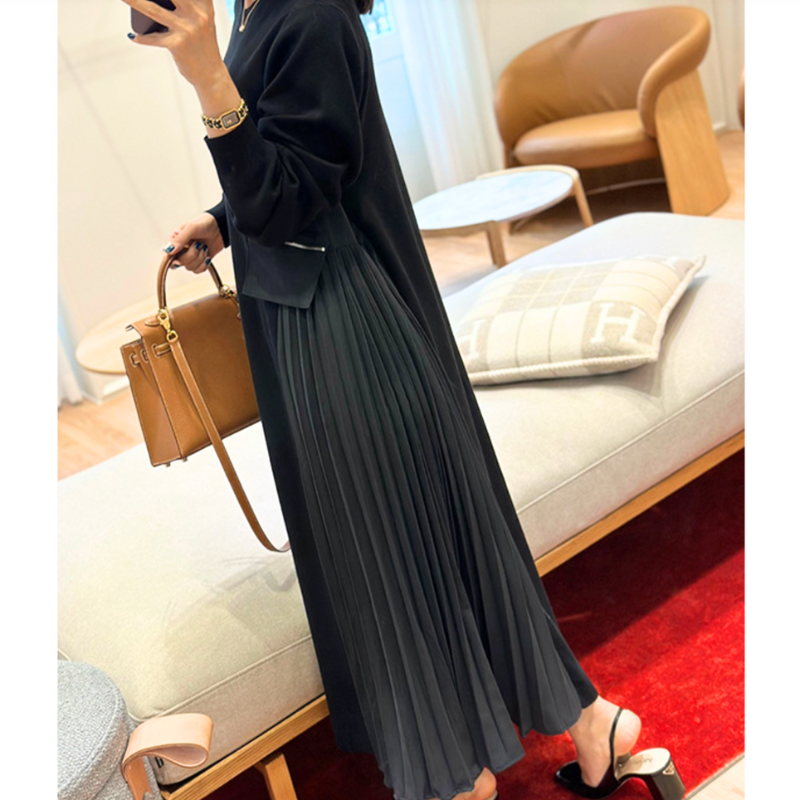 黒プリーツ×ニットの異素材ワンピース｜上品カジュアルな冬デートコーデ