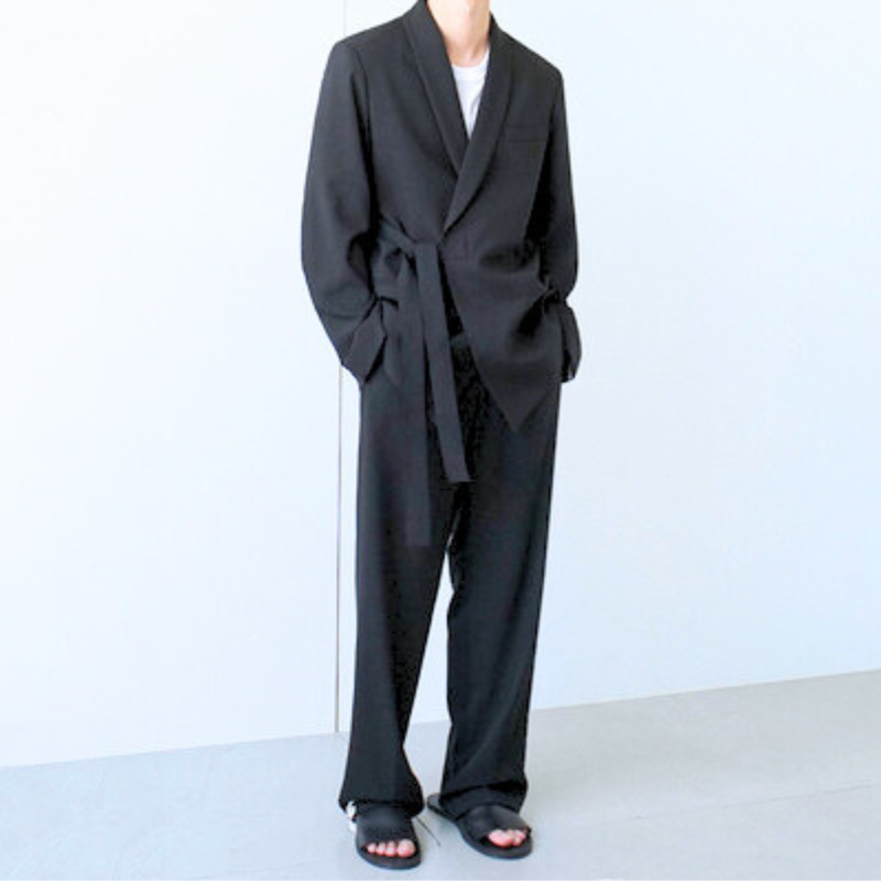 白シャツとレザーサンダルを黒セットアップと合わせて着こなす爽やかな夏スタイル
