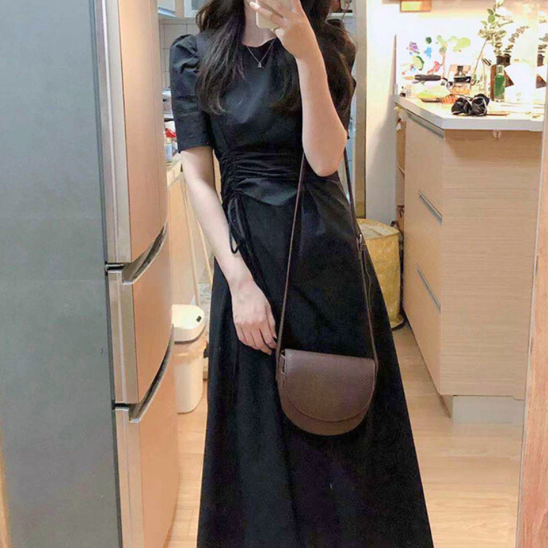 デート服におすすめのパフスリーブブラックワンピース着用イメージ