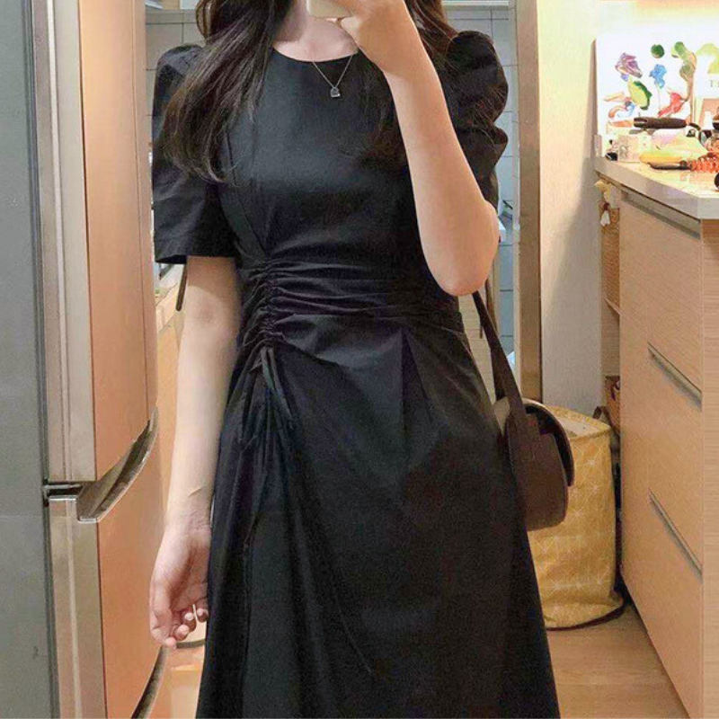 好印象を与えるウエストギャザーデザインのブラックワンピース