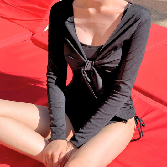 30代女性向け ブラック前結び羽織×サイドシャーリングワンピースビキニ 着用イメージ（プールサイド）