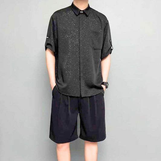 ブラックのラメ入りシャツと黒ハーフパンツの全身コーデ