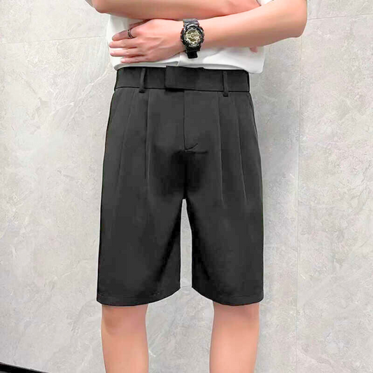 黒のアイスシルクハーフパンツ単体の着用画像（正面）