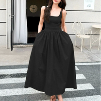 ブラックカラーのふんわりシルエットワンピースを街中で着こなし