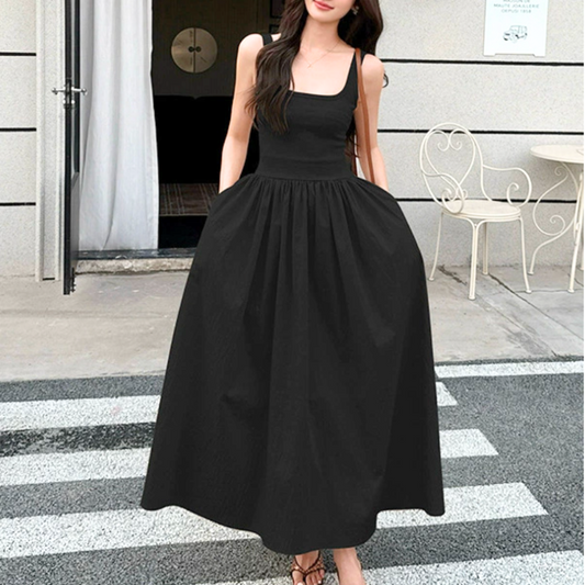 ブラックカラーのふんわりシルエットワンピースを街中で着こなし